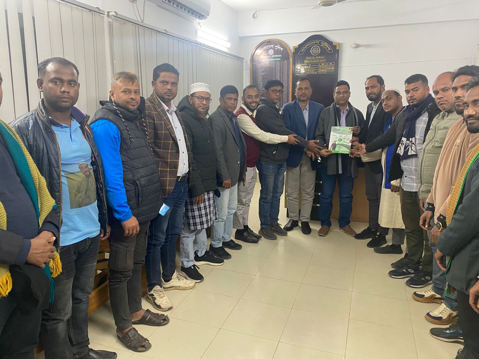 নিরাপদ সড়ক চাই কমলগঞ্জ শাখা পক্ষ থেকে কমলগঞ্জে নবাগত অফিসার্স ইনচার্জ সাথে মতবিনিময় অনুষ্ঠিত।