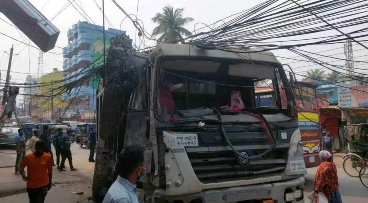 নিয়ন্ত্রণ হারিয়ে বিদ্যুতের খুঁটিতে ট্রাকের ধাক্কা: অন্ধকারে মৌলভীবাজারের বেরীরপাড়
