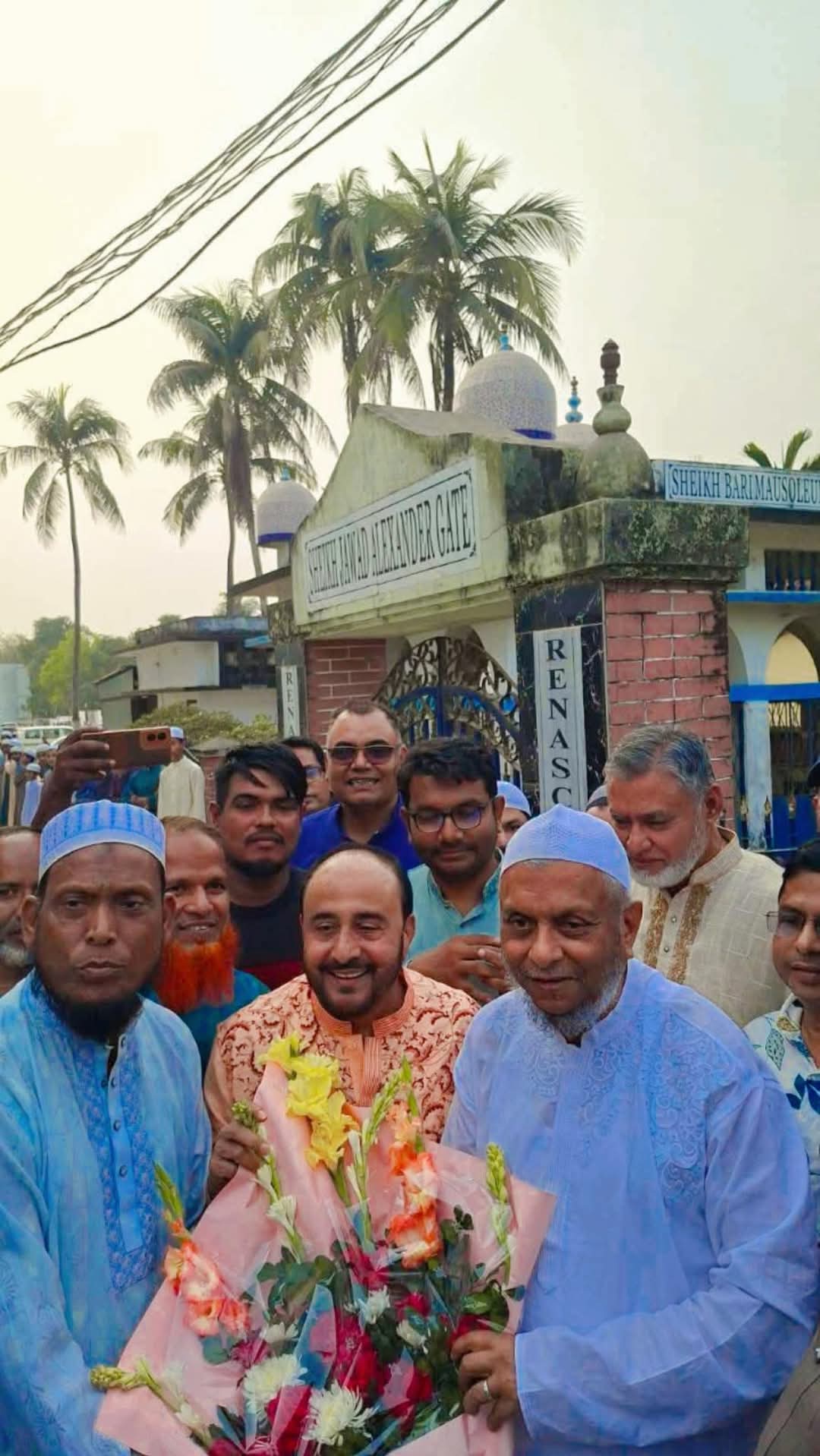 শিকড়ের টানে নিজ গ্রামে মন্ত্রী আরিফুল হক চৌধুরী: দাদা-দাদির কবর জিয়ারত ও দোয়া গ্রহণ