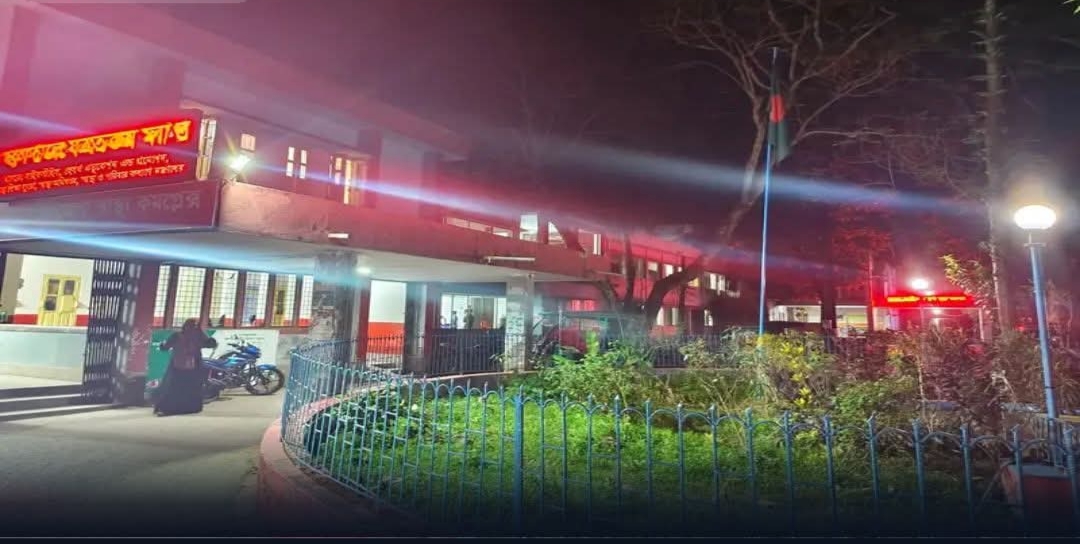 শ্রীমঙ্গলে সরকারি হাসপাতালে রাতেও উড়ছে জাতীয় পতাকা