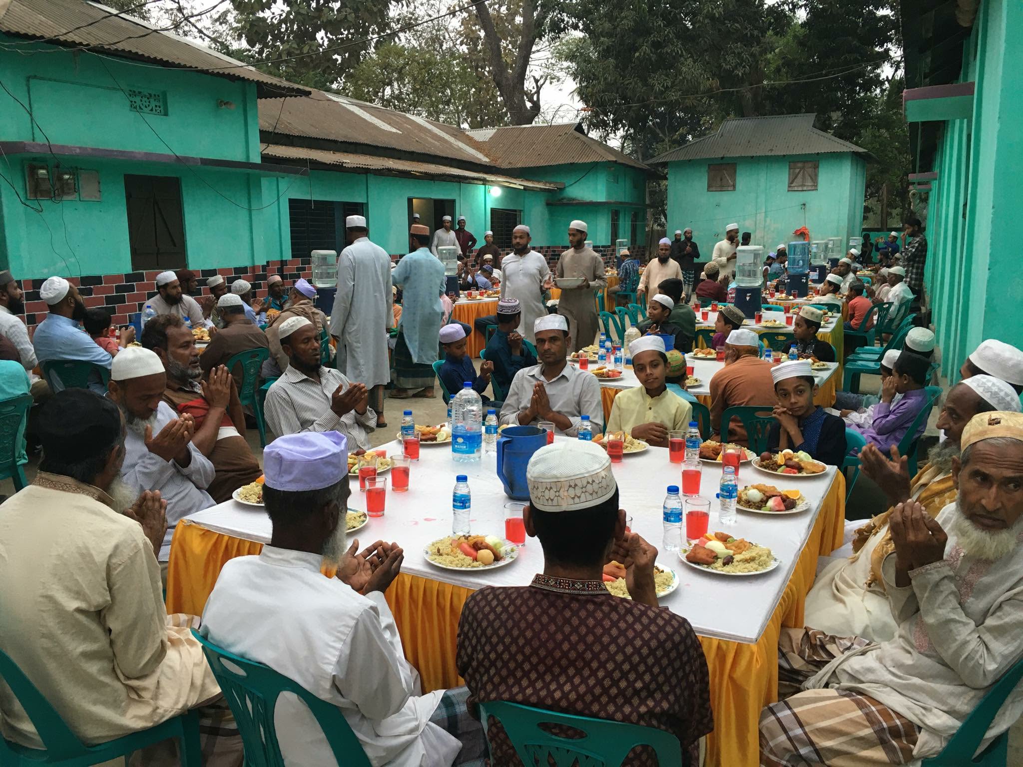 পতনঊষায় চেয়ারম্যান প্রার্থী মাওলানা আবু হানিফার নিজ বাড়িতে ইফতার মাহফিল শত শত রোজাদারের অংশগ্রহণ