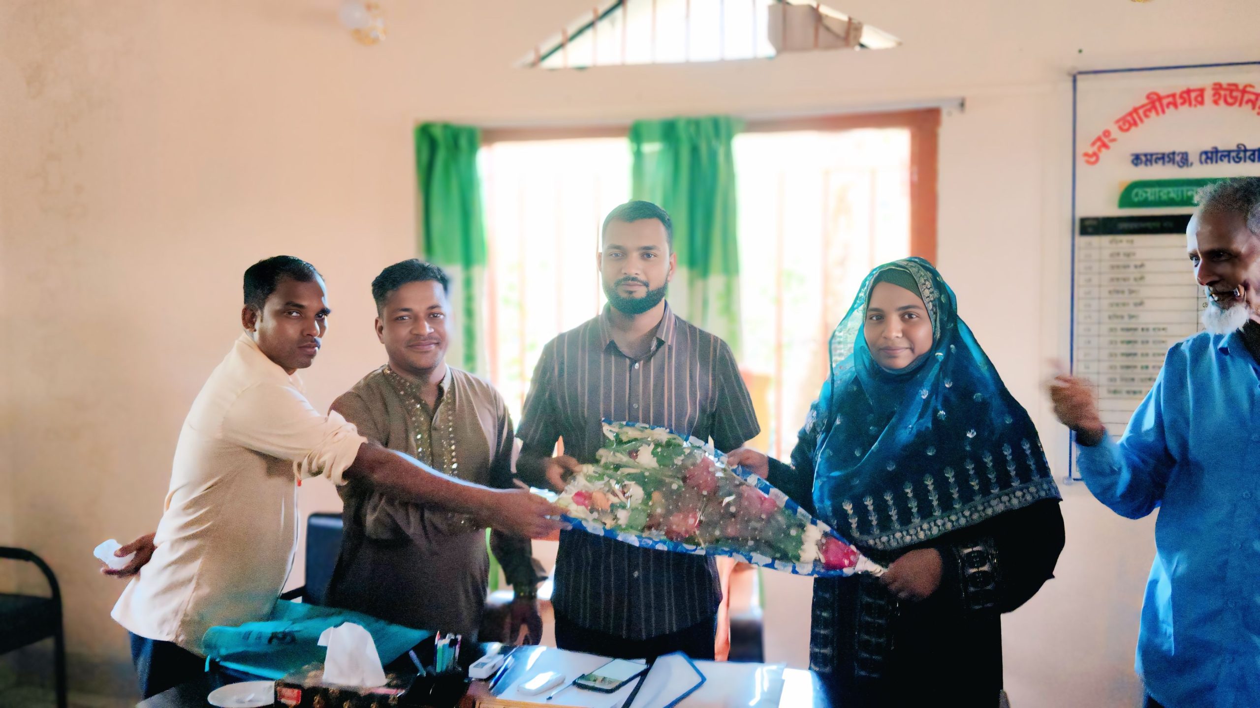 ৬নং আলীনগরে দায়িত্ব হস্তান্তরের আনুষ্ঠানিকতা সম্পন্ন: চেয়ারম্যান রাজুকে ফুলেল শুভেচ্ছা জানালেন নির্জনা আক্তার
