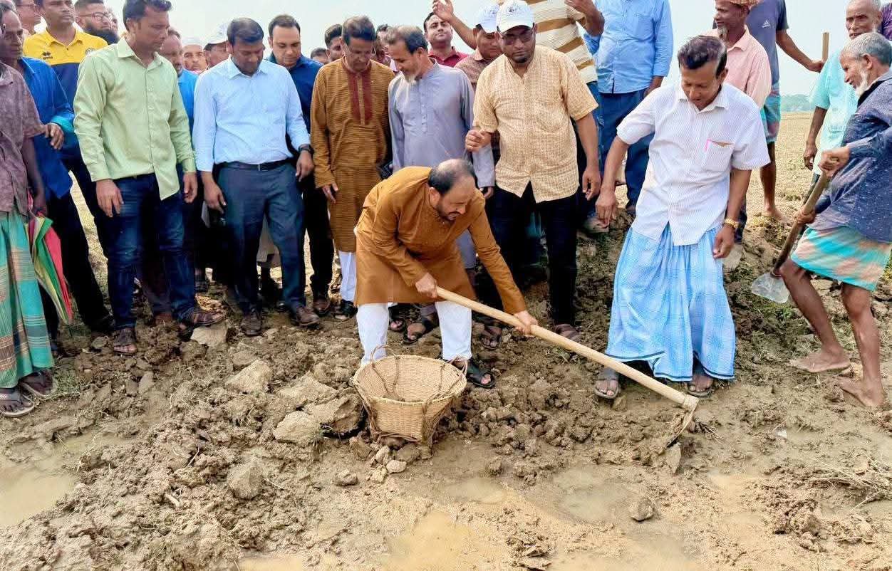 কমলগঞ্জে খাল খনন ও ৩ হাজার মিটার গ্রামীণ সড়ক উন্নয়ন কাজের উদ্বোধন