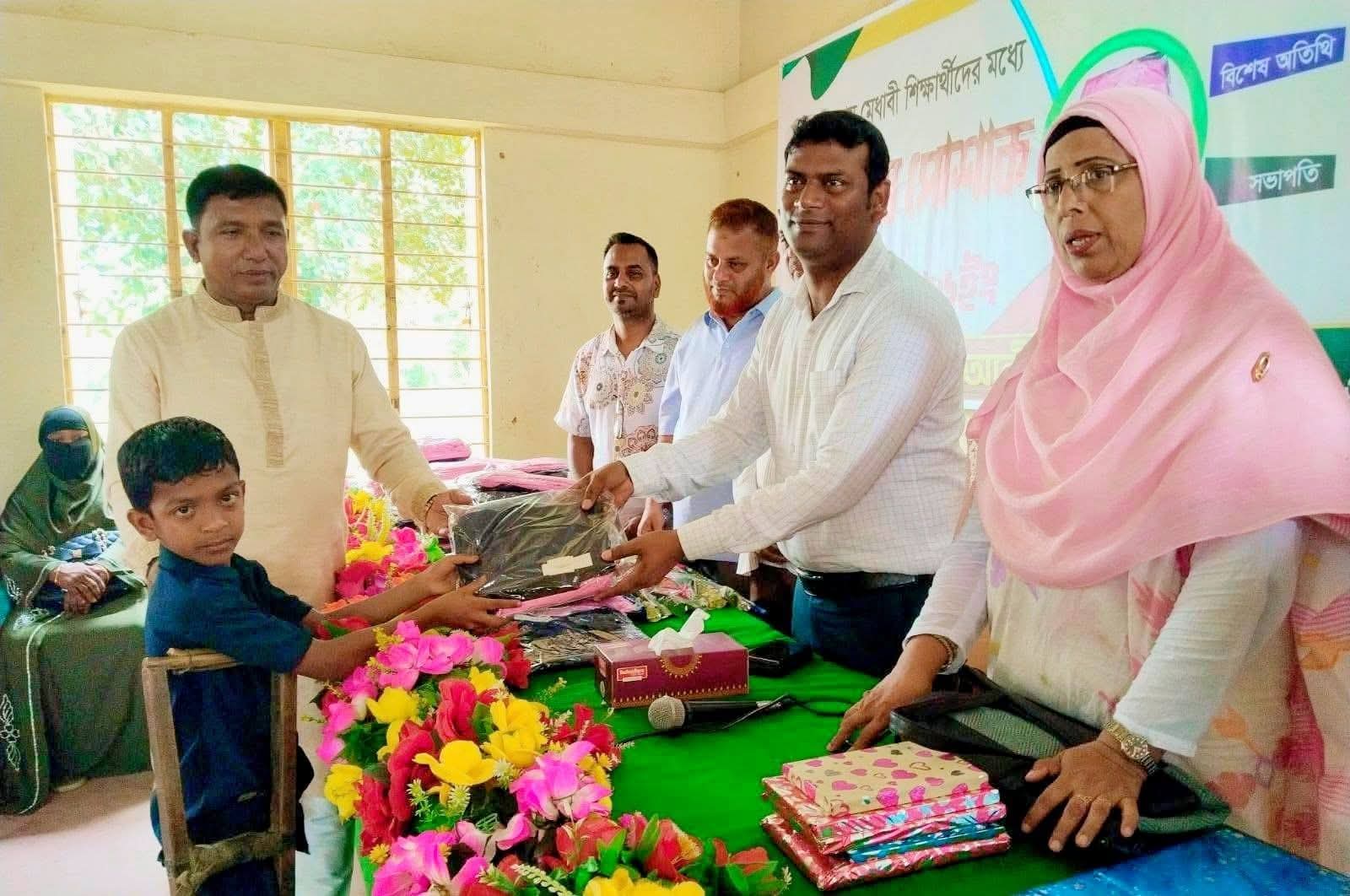 ​কমলগঞ্জে শতাধিক শিক্ষার্থীর মুখে হাসি: মকবুল আলী উচ্চ বিদ্যালয়ে স্কুল ড্রেস ও শিক্ষা উপকরণ বিতরণ