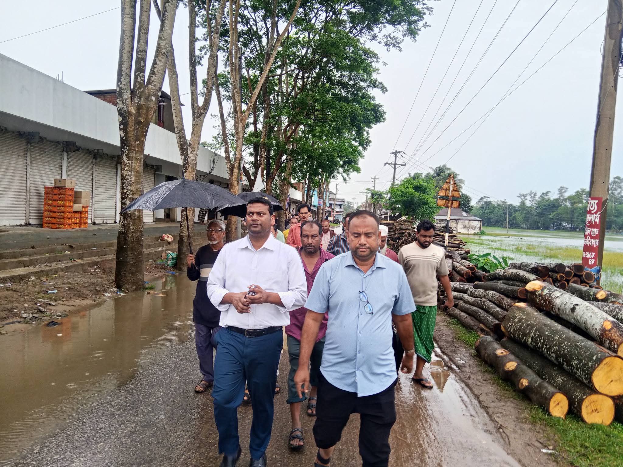 ​মুন্সীবাজারে জলাবদ্ধতা নিরসনে ইউএনও’র সরজমিন পরিদর্শন; স্থায়ী সমাধানের আশ্বাস