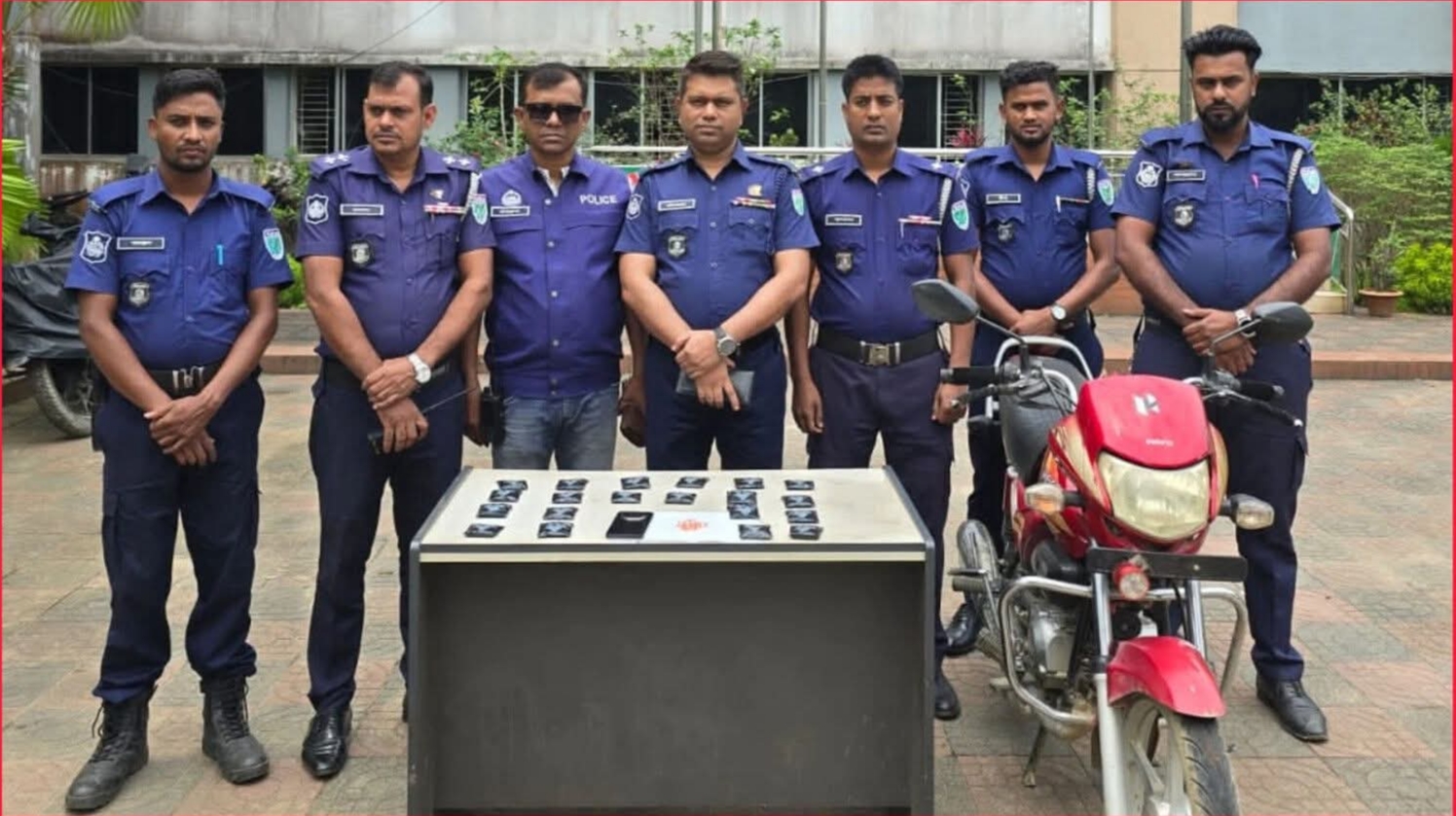 ​বড়লেখায় পুলিশের বিশেষ অভিযান: ৪ হাজার ইয়াবাসহ মাদক ব্যবসায়ী আটক, মোটরসাইকেল জব্দ