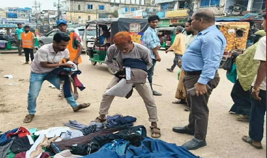 ​শ্রীমঙ্গলে ফুটপাত ও সড়ক দখলমুক্ত করতে পৌরসভার উচ্ছেদ অভিযান