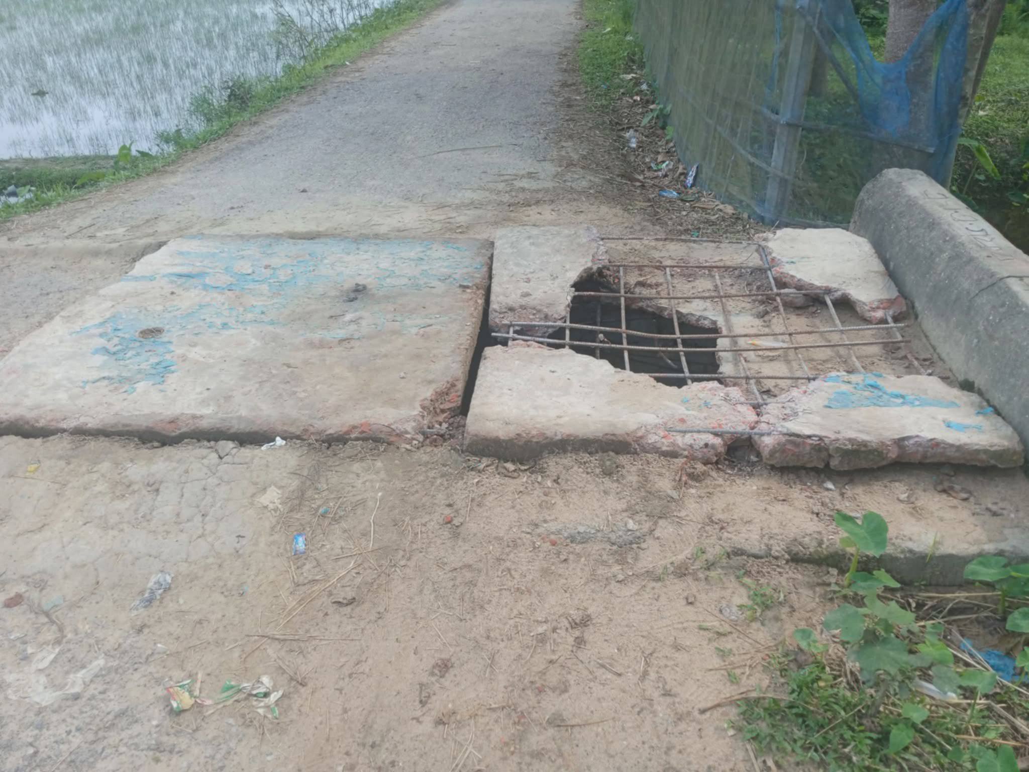​শমশেরনগরে ভাঙা কালভার্টে মরণফাঁদ: ৫ গ্রামের মানুষের ভোগান্তি চরমে, মেরামতের উদ্যোগ নেই