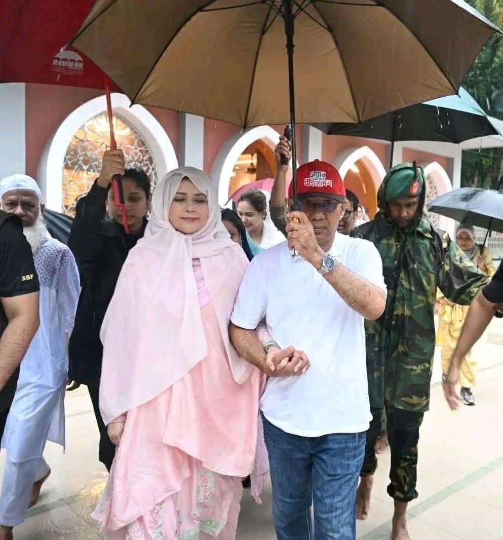 ​প্রটোকল সরিয়ে নিজ হাতে স্ত্রীর মাথায় ছাতা ধরলেন প্রধানমন্ত্রী; মুগ্ধ সিলেটবাসী