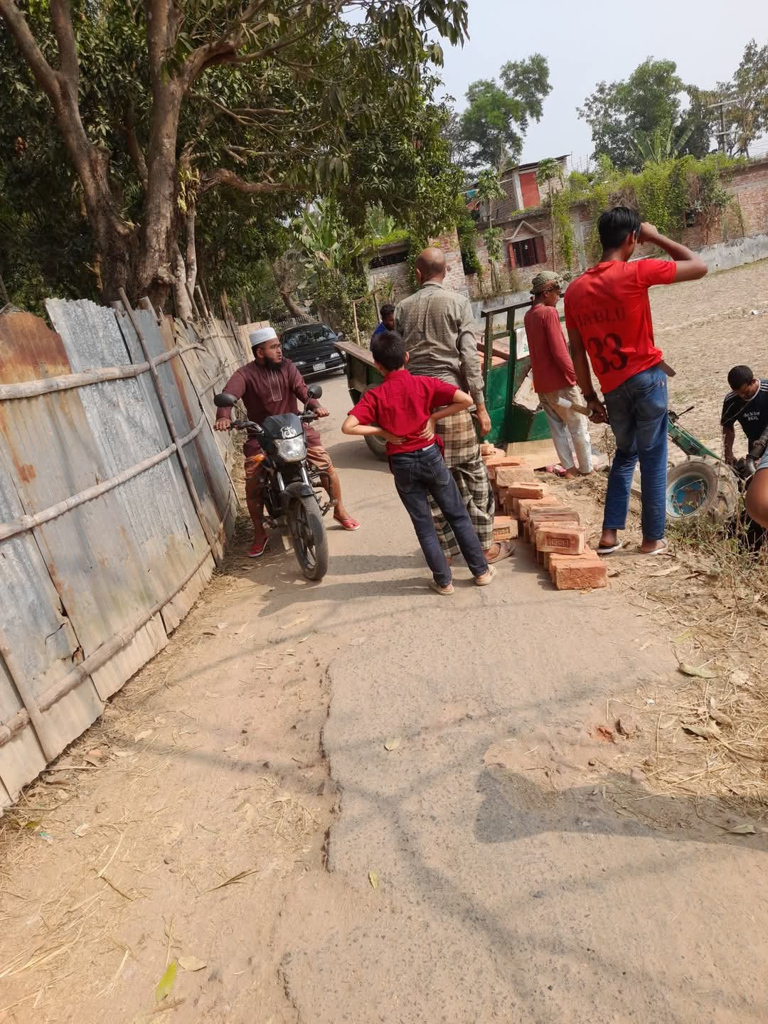​টিনের বেড়ায় রাস্তা দখল ও বালুর ট্রাকে দুর্ঘটনা: সড়ক সংস্কারে আলিনগরের চেয়ারম্যান নিয়াজ মোর্শেদ রাজুর কাছে জোর দাবি