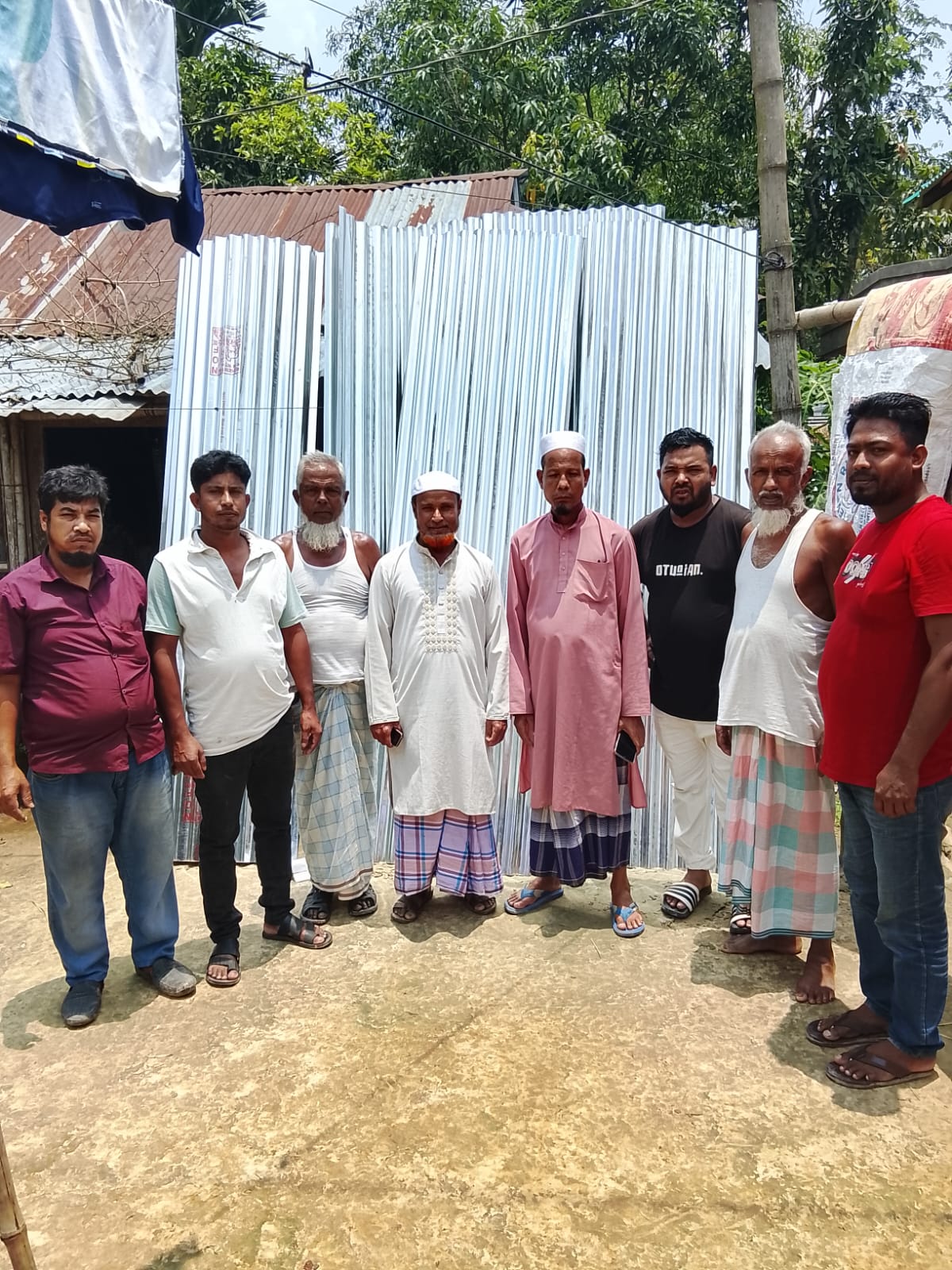​কমলগঞ্জে অসহায় নারীকে ঢেউটিন দিল আলীনগর ৬নং ওয়ার্ড প্রবাসী ঐক্য পরিষদ