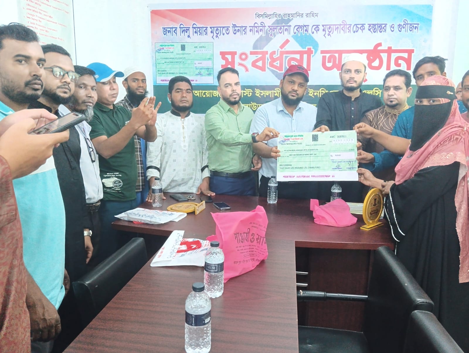 ​গ্রাহক সেবায় অনন্য দৃষ্টান্ত: কুলাউড়ায় ট্রাস্ট ইসলামী লাইফের মৃত্যু দাবীর চেক হস্তান্তর ও গুণীজন সংবর্ধনা অনুষ্ঠিত