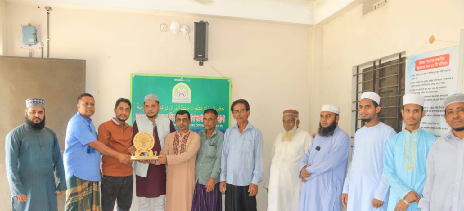 ​দ্বীনি শিক্ষায় বিশেষ অবদান: কমলগঞ্জে শাহ আজম (রহ.) মাদ্রাসায় মোশাররফ ও সেলিম আহমেদকে সংবর্ধনা প্রদান