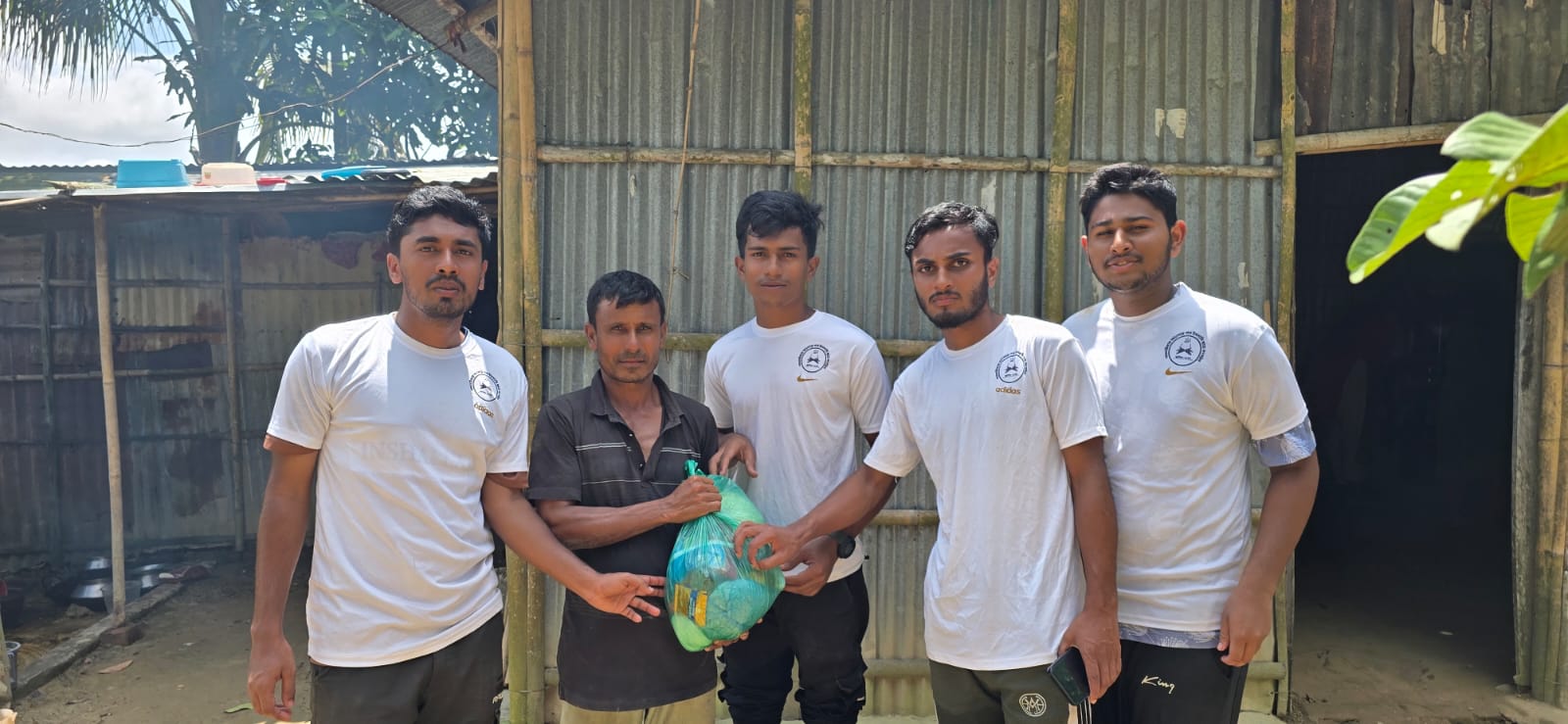 ​পতনউষারে বন্যাদুর্গত অসহায় মানুষের মাঝে আলোর পথ-এর ত্রাণ সামগ্রী বিতরণ